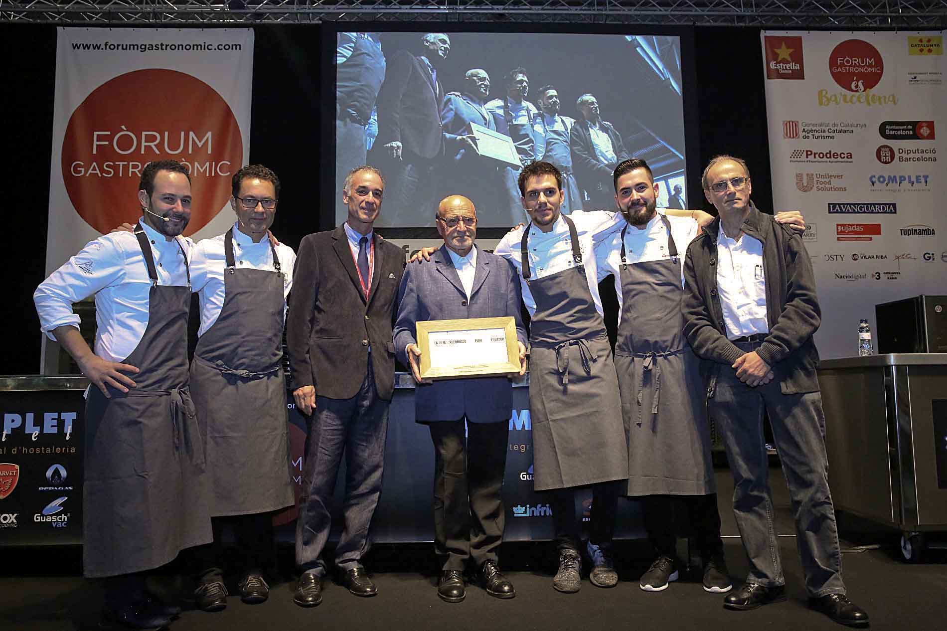 Quim Capdevila, al costat dels xocolaters de Chocolate Academy, de Gurb, que enguany han complert 20 anys i van presentar una de les ponències del Fòrum