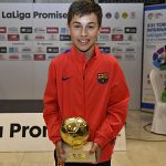 Adrià Capdevila amb el trofeu que l'acredita com a MVP