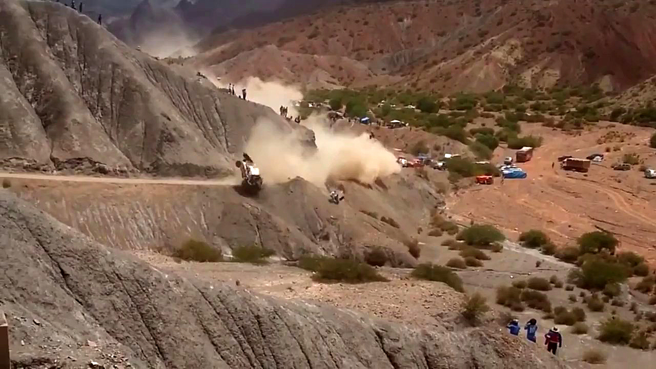 El Peugeot de Carlos Sainz i Lucas Cruz cau pel terraplè després de donar diverses voltes de campana