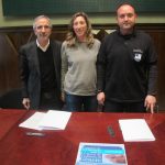 Un representant de l'associació amb la regidora Mar Sánchez i l'alcalde Josep Mayoral