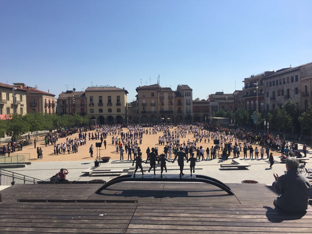 Vista de la plaça amb els joves balladors