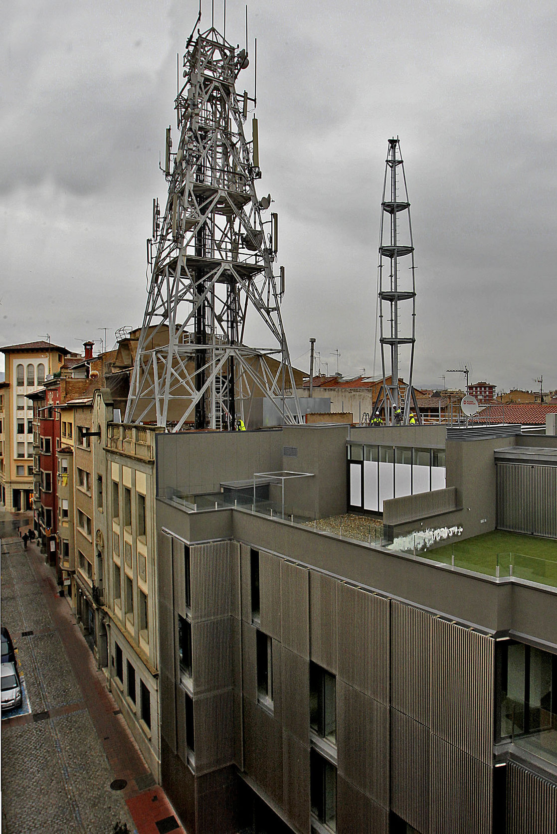L'antiga antena es va substituir per una de nova, però hi continua essent