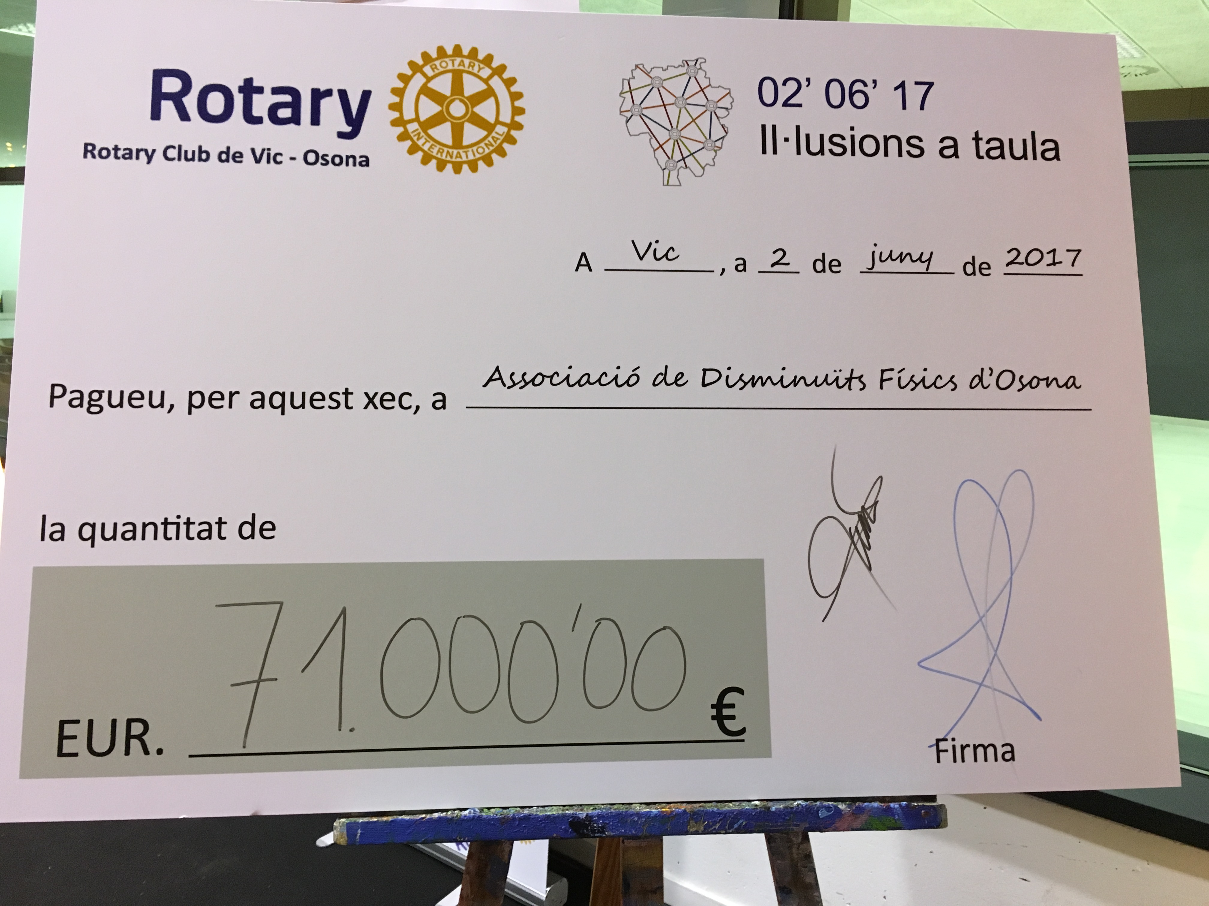 Aquest és el xec simbòlic amb els diners recollits a la gala
