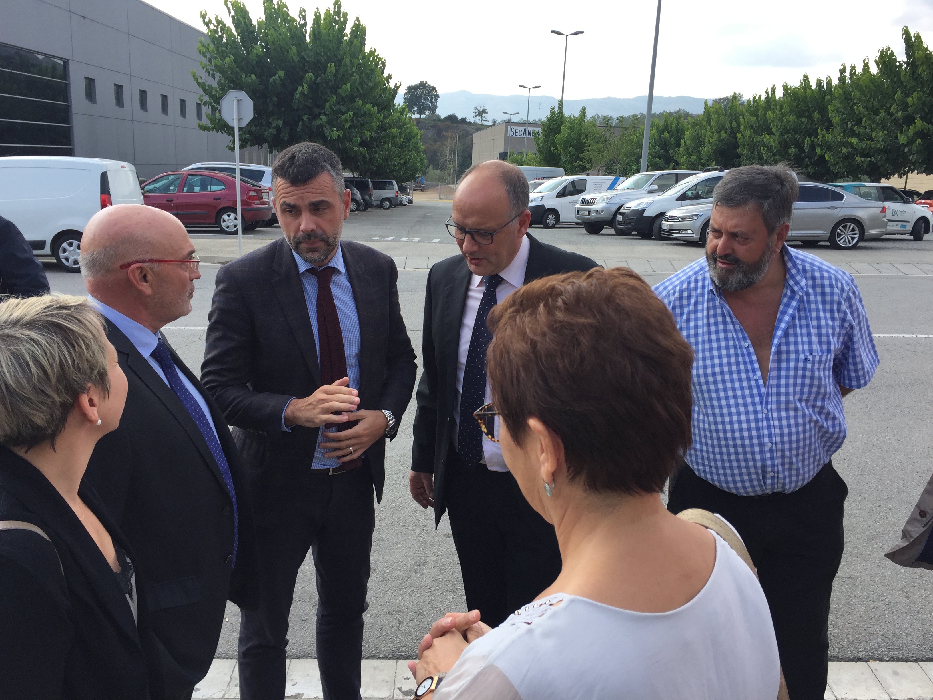 Santi Vila amb alcaldes i regidors de la Vall del Ges i el Bisaura