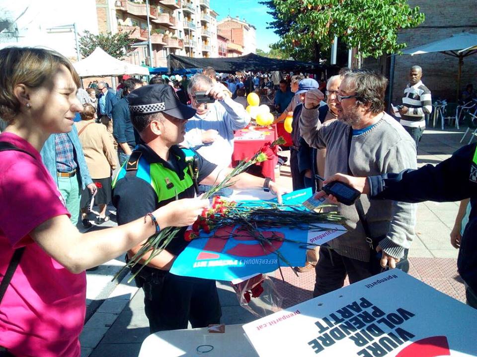 Moment en què la Guàrdia Urbana s'emporta els cartells de Capgirem