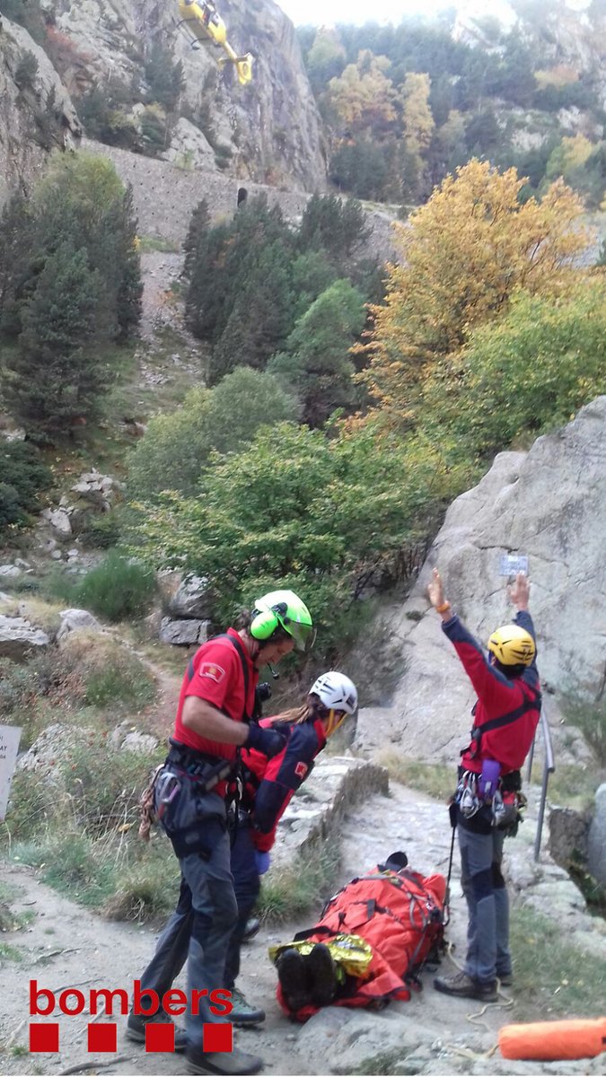 Efectius dels Bombers atenent l'accidentat