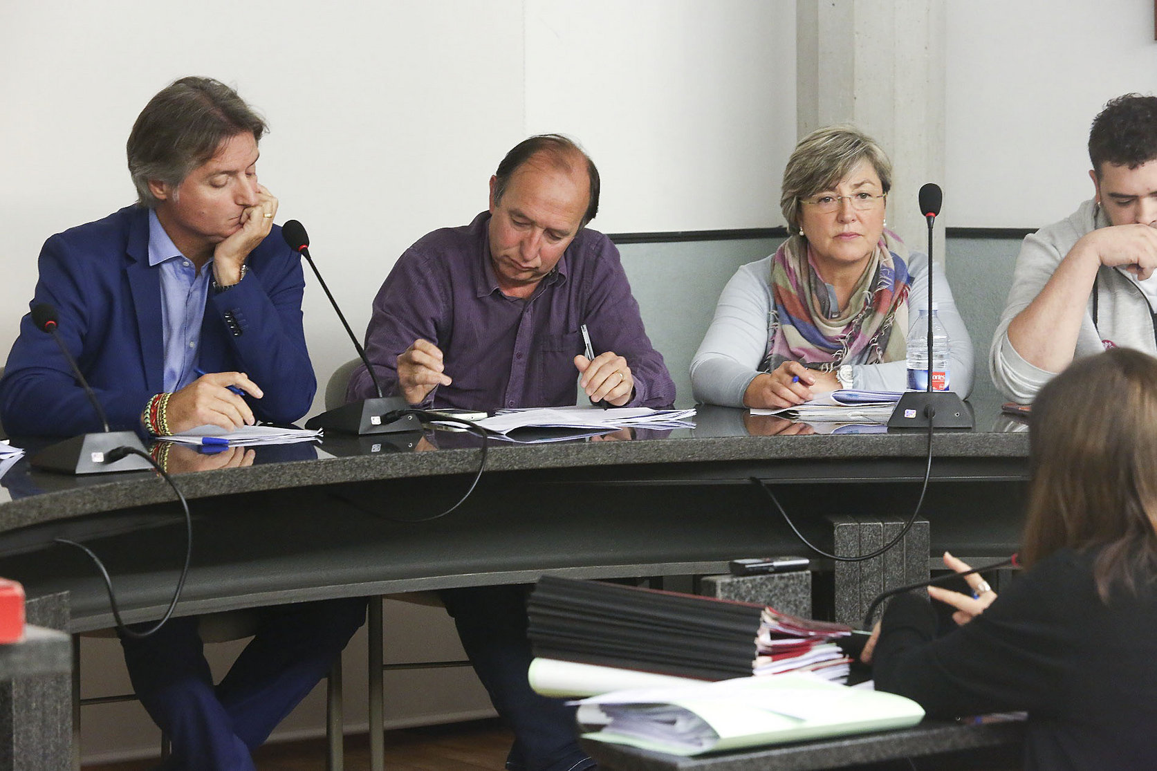 Xavier Vilamala, a l'esquerra, durant un ple