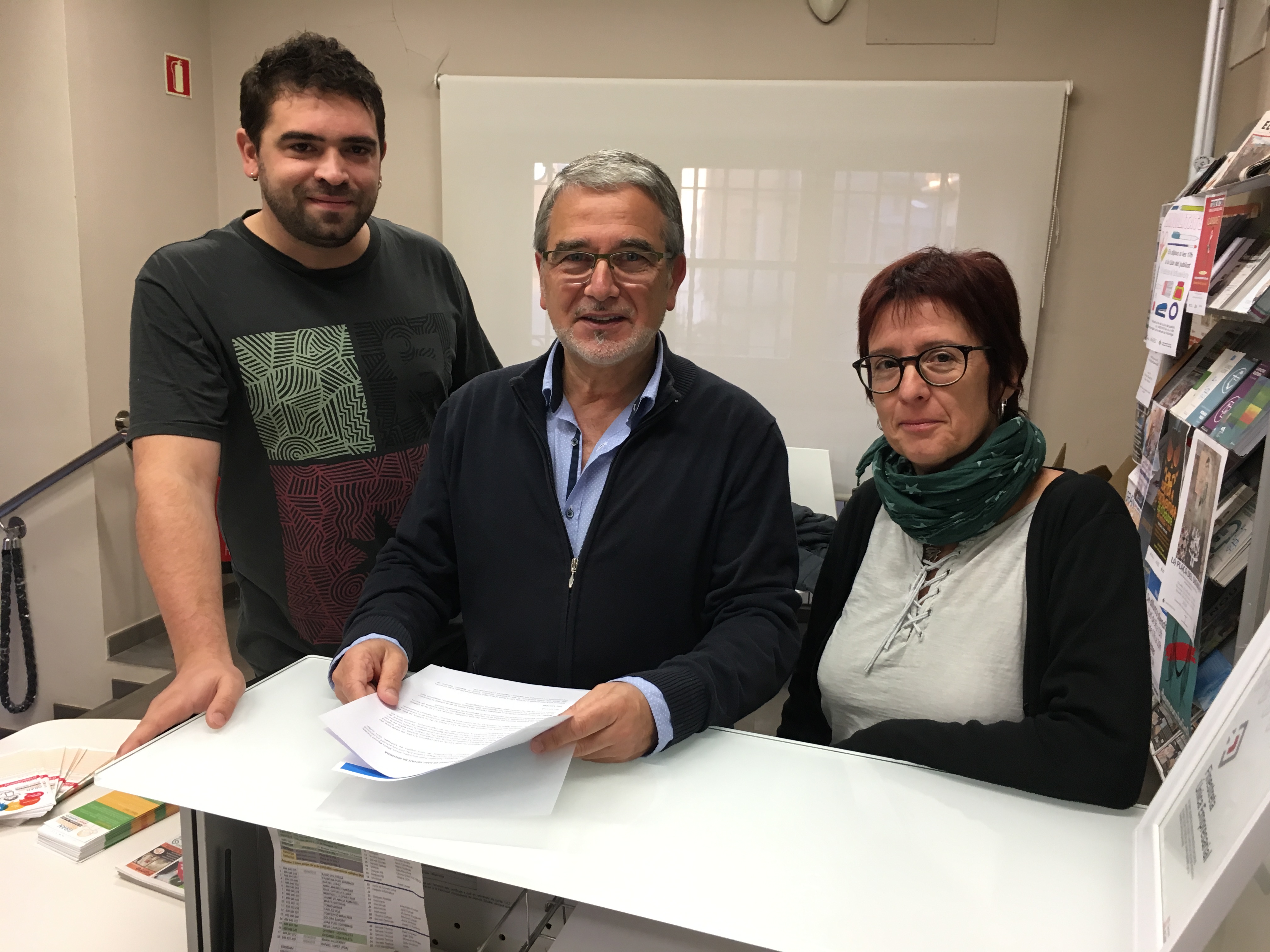 Moment en què els regidors de PDeCAT i SOM Voltregà presentaven la moció de censura