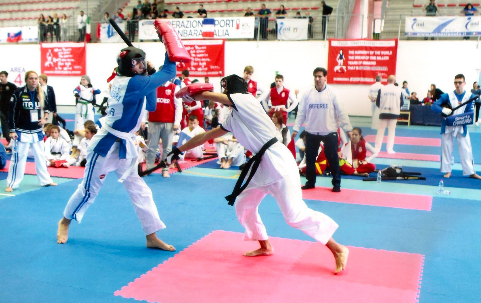El codinenc Oriol Jerez, a la dreta, en un combat de la modalitat d'espasa gran i escut, al Campionat del Món