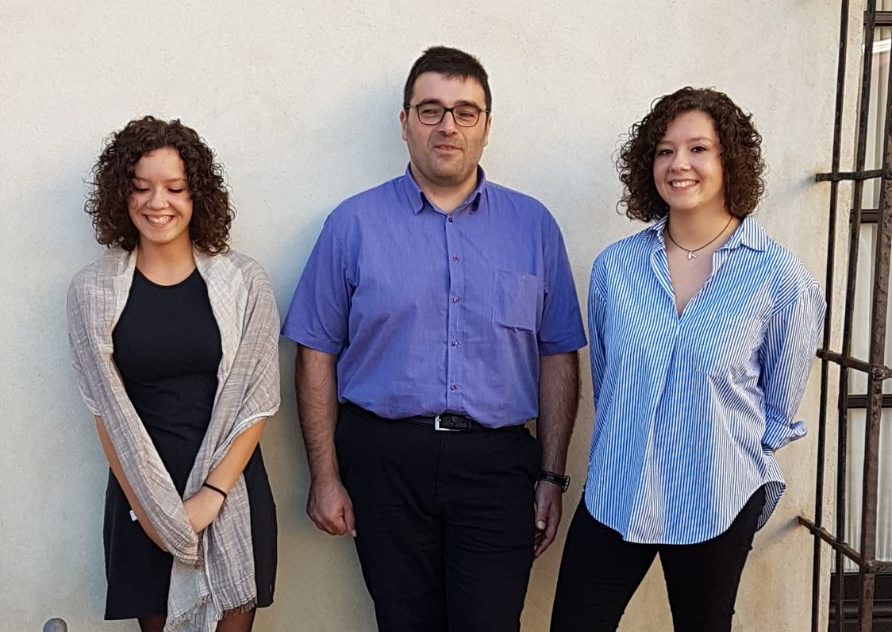 Anna i Mercè Rossinyol amb el tutor, Marc Pons. Van recollir el premi a Andalusia