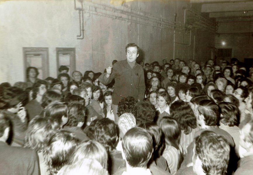 Antonio López intervé en una de les assemblees de treballadors