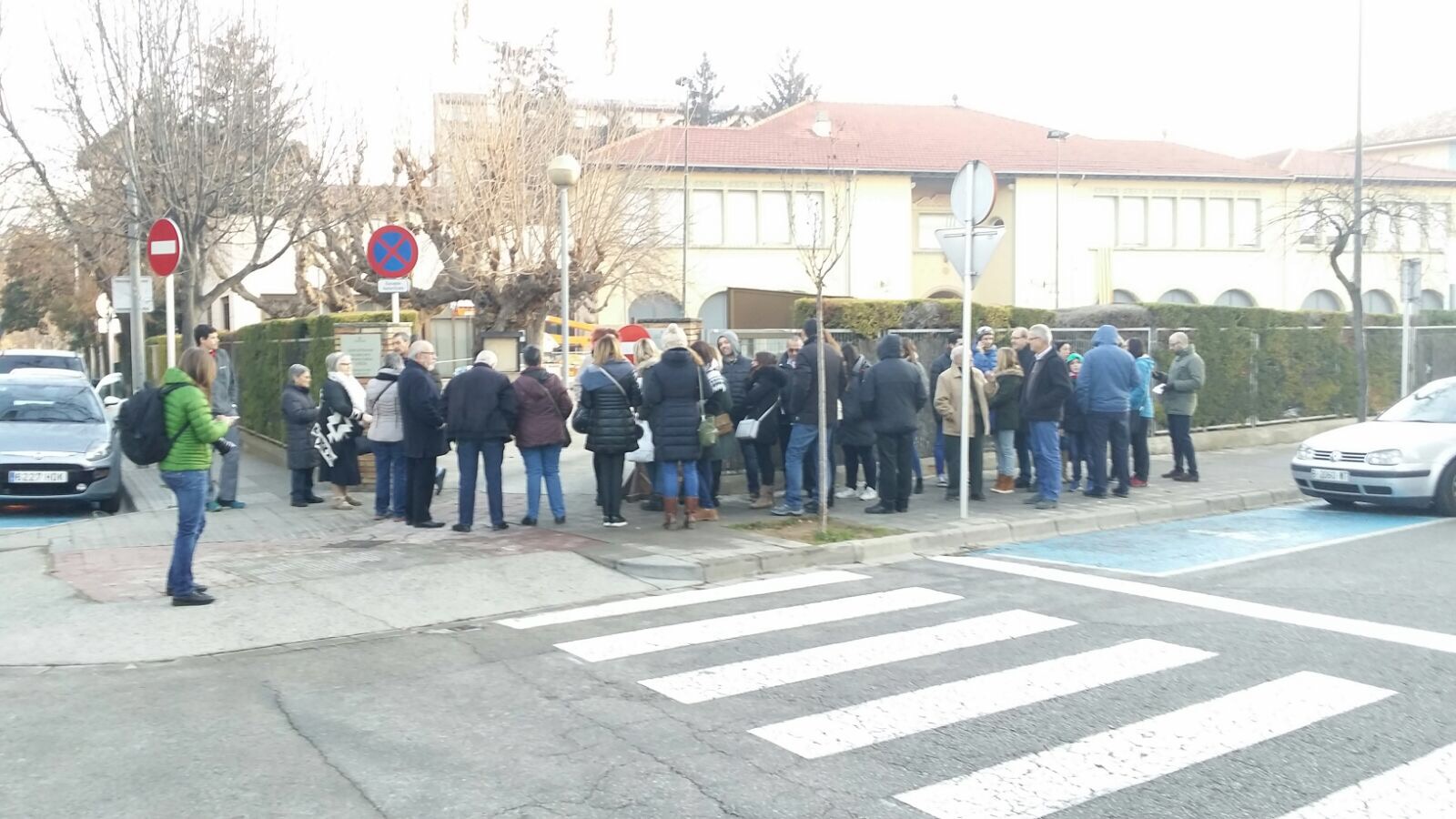Cues a Vic just abans d'obrir el col·legi electoral del casal mossèn Guiteras