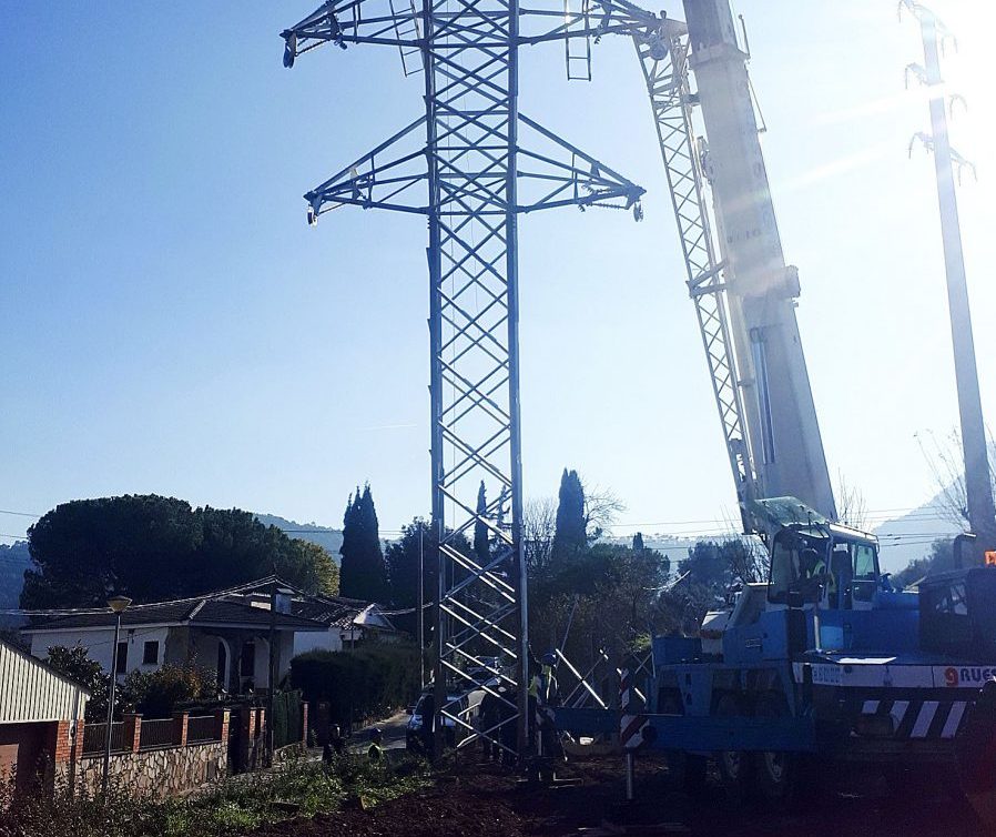 Un grua treballant en la instal·lació de la nova torre