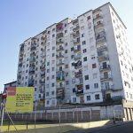 Els pisos actuals i el solar que ha quedat de l'enderroc del primer bloc