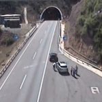 Mentre uns distreien els propietaris del vehicle, un altre els agafava objectes personals