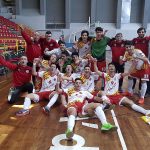 Nil Font, primer per l'esquerra celebrant el títol de campió amb la selecció catalana