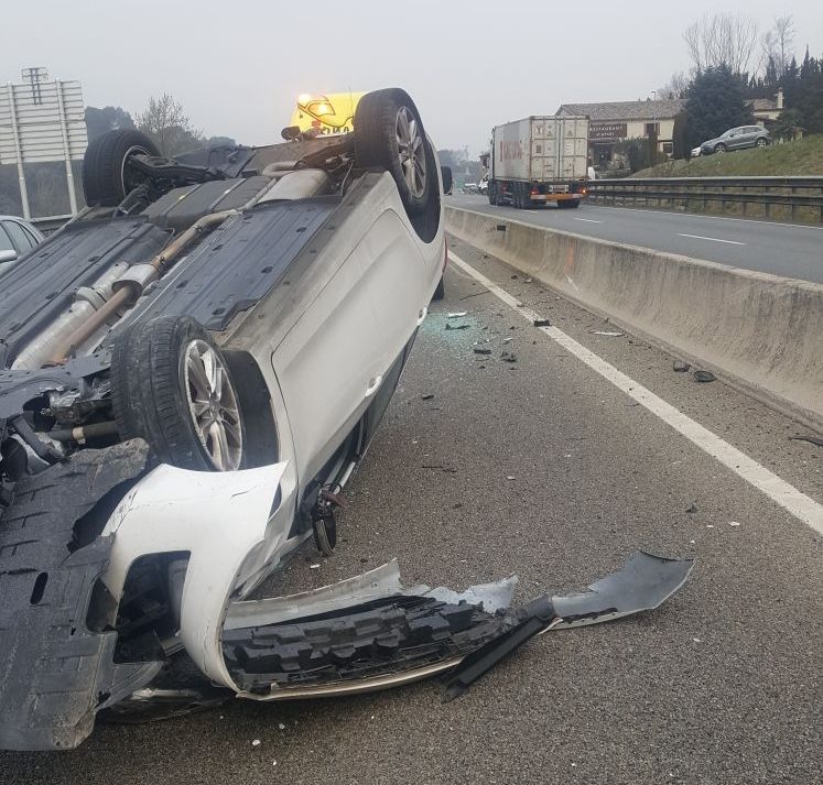 Un dels vehicles ha quedat bolcat