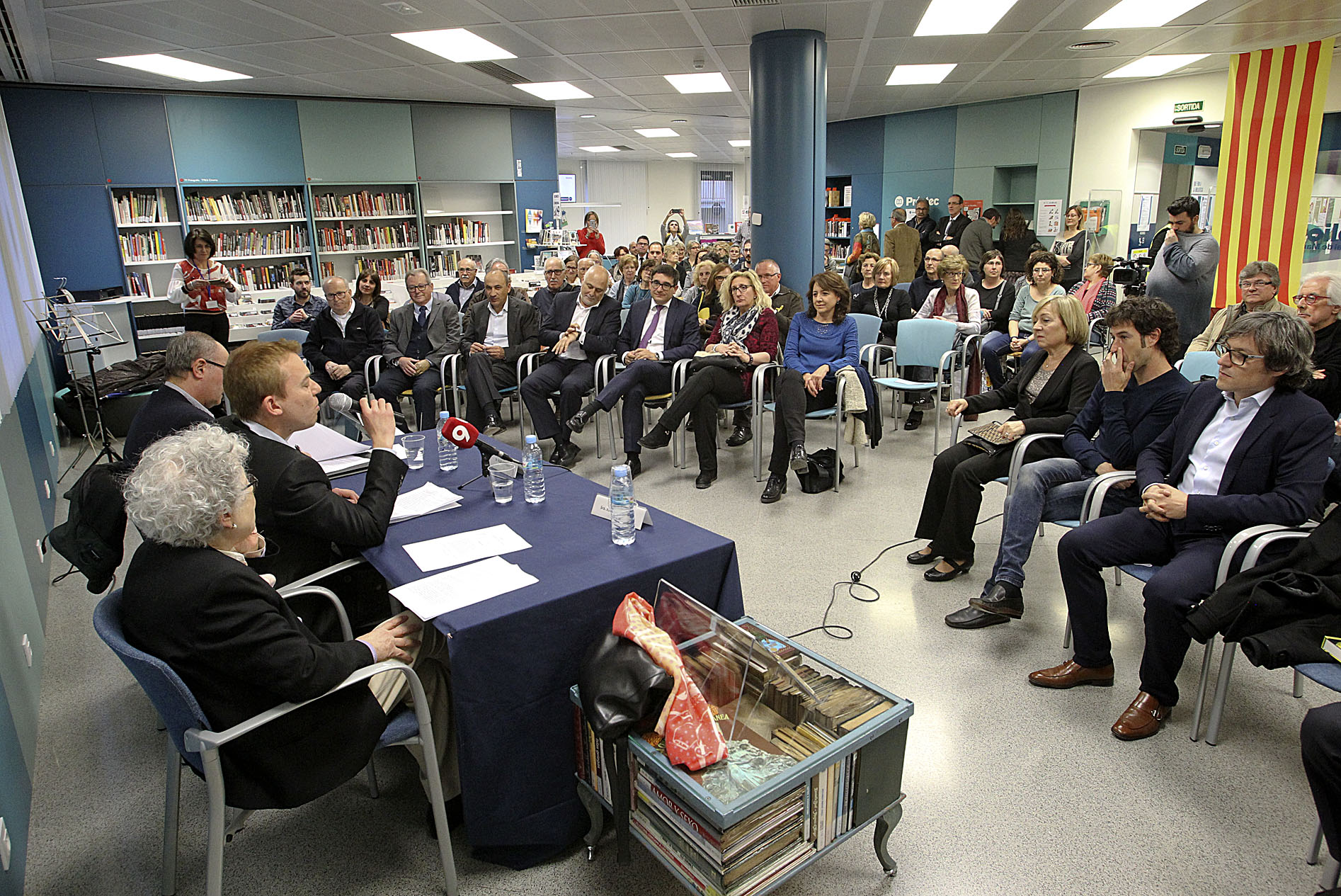Un moment de l'acte que es va fer a la biblioteca