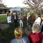 Susagna Roura, Josep Costa, Josep Ricart i Miquel Desclot davant l'escultura 'Elogi del pensament creador'