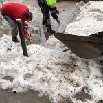 Operaris retiren la pedra acumulada als carrers del centre del poble