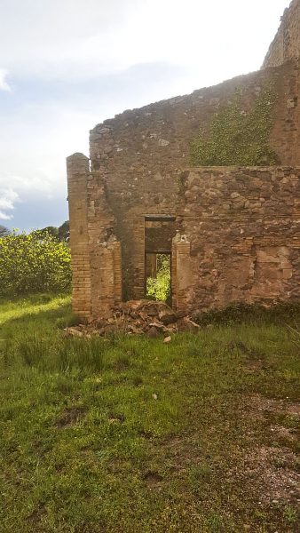 La pared enderrocada per emportar-se la llinda