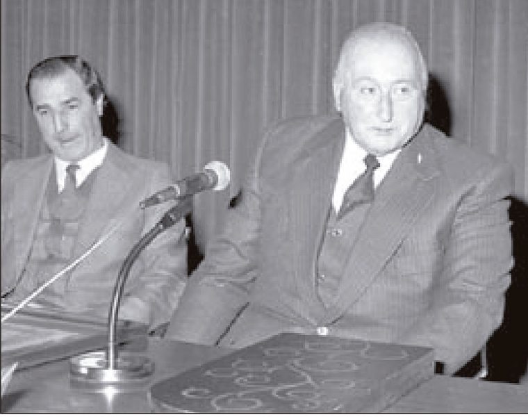 Joan Usart amb Bartomeu Llabrés quan se'l va nomenar Fill Adoptiu