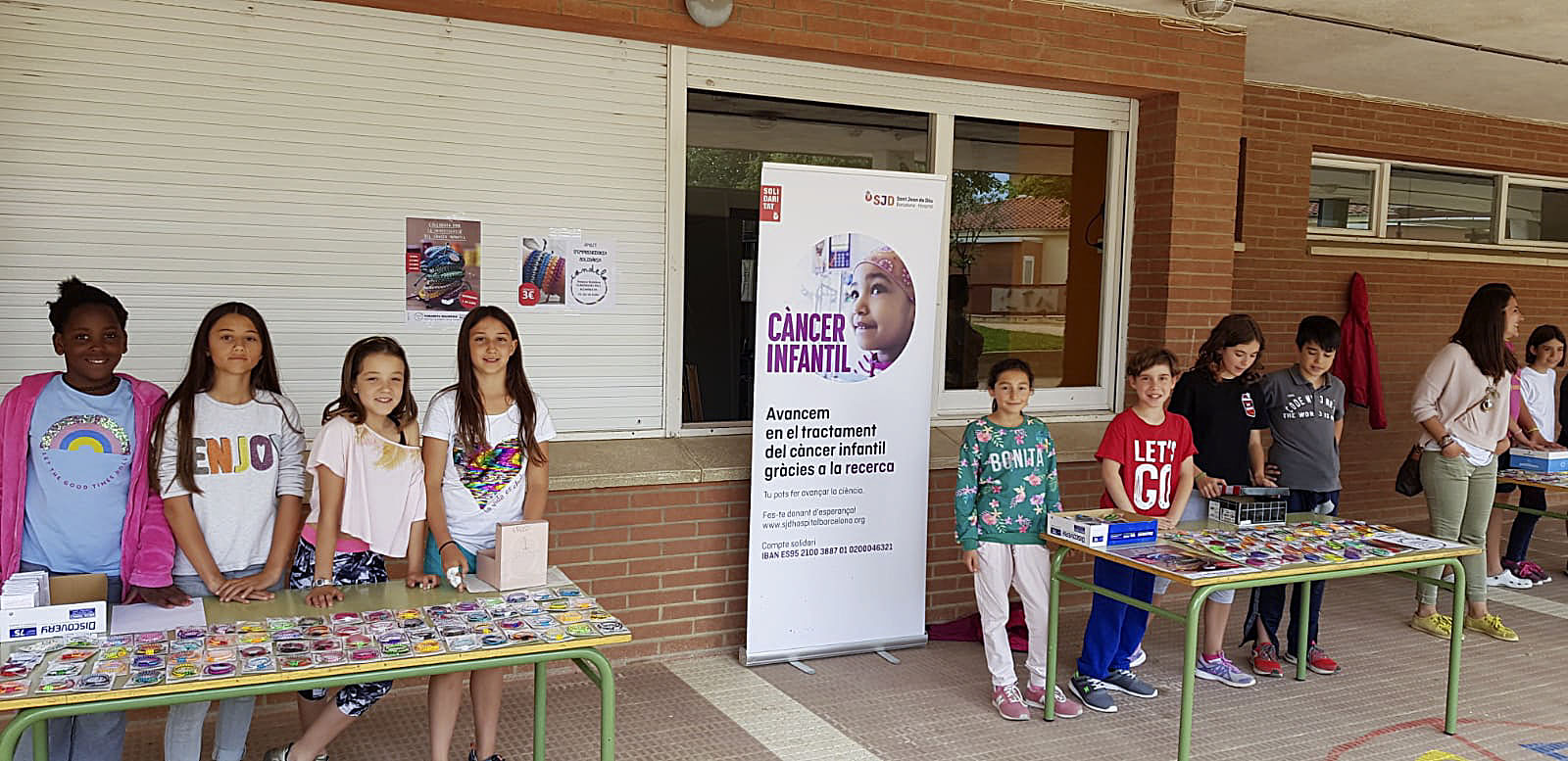 La parada amb les polseres que van fer els alumnes