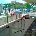 El vehicle ha estat a punt de precipitar-se fins a les vies
