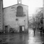 Vista de la capella de Santa Anna i del carrer Santa Anna des de la plaça de la Caserna on ara es troba la llibreria