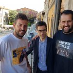 Els germans Santí i John Serra amb l'alcalde de Roda, Albert Serra