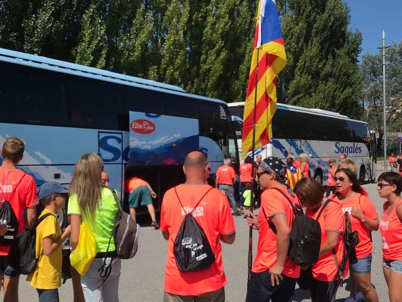 Ambient a la sortida dels busos de l'esplanada del pavelló de Manlleu