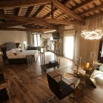 Una imatge d'una de les suites de l'hotel, amb vistes a la muralla de Pere III