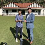 L’alcalde, Èric Sibina, i Newlands, diumenge al camp de futbol de Borgonyà