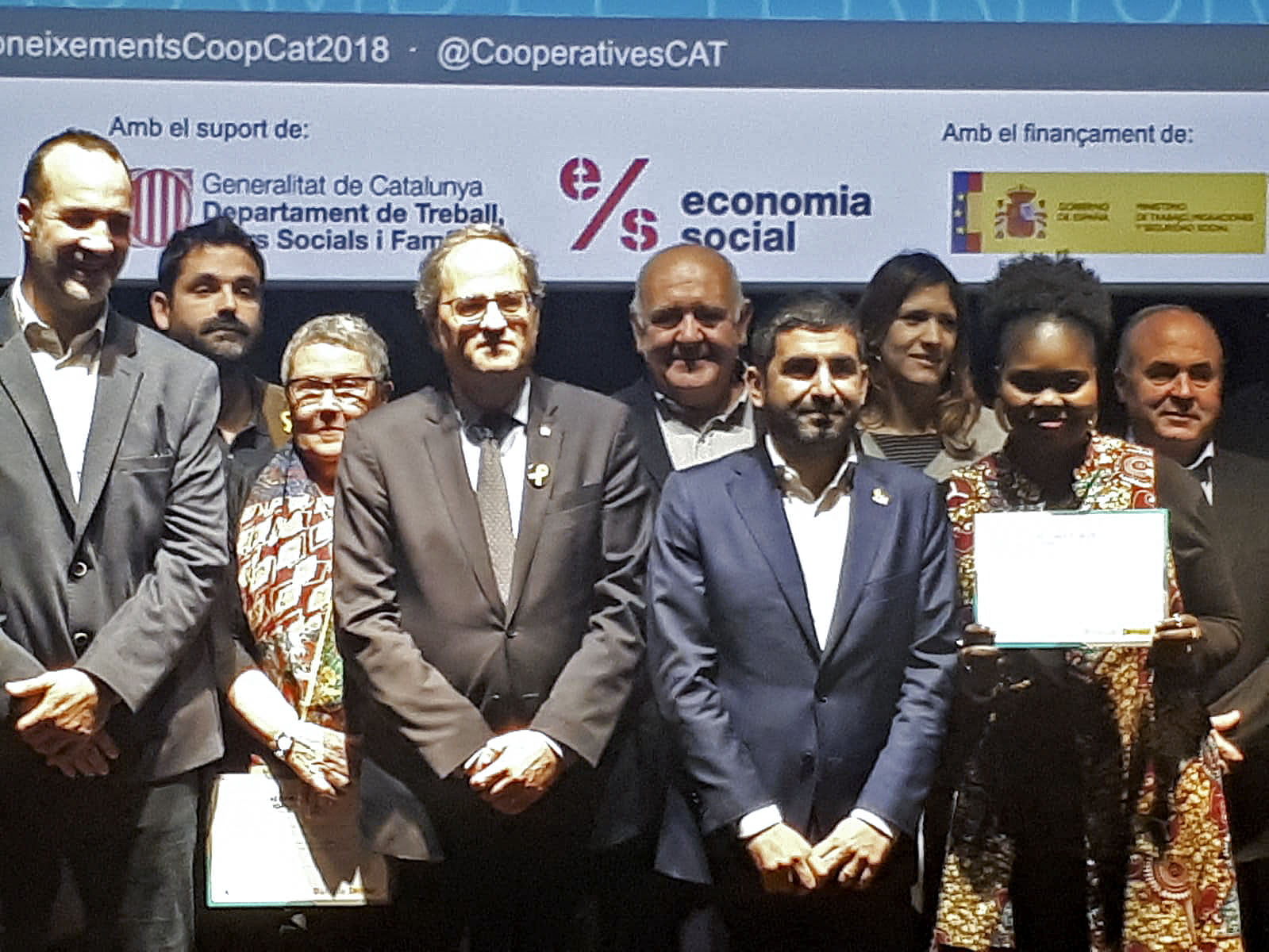 Joan Tort, al mig darrera el president Quim Torra, i Ramon Molist, a l’esquerra amb altres premiats