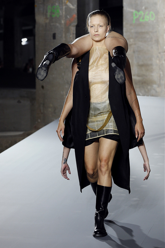 Models carrying models at Rick Owens' show at Paris Fashion Week Womenswear  Spring/Summer 2016 - Entertainment.ie