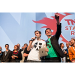 Nalden and damian receiving the award for best b2c startup the the next web (picture by julia de boer for the next web)
