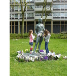 Kinderen versieren het beeld van rotterdamse kunstenaar willem bon op de jan evertsenplaats