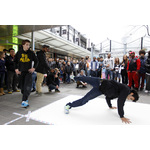 B-boys van lijn b bij de levende vitrine op de lijnbaan fotograaf bas czerwinski