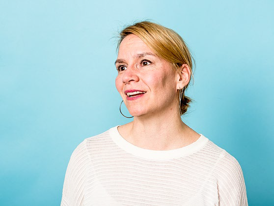 Kuvassa on Kaari Mattila, joka puhuu