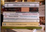 Um Diário pretende, simplesmente, ser um espaço de partilha, de citações, descobertas, poemas,  breves excertos, livros à espera de serem lidos... Para ler, como um blog.