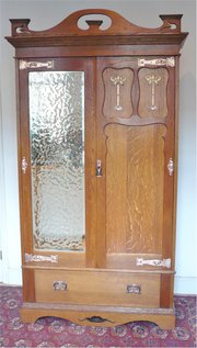 Arts and crafts wardrobe in go