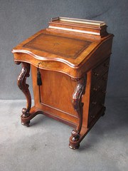 VICTORIAN BURR WALNUT DAVENPOR