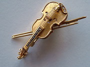 Gold Violin Brooch set with Di