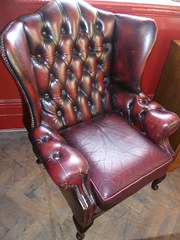 DEEP BUTTONED LEATHER WING ARM