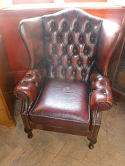 DEEP BUTTONED LEATHER WING ARM