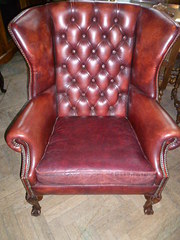 DEEP BUTTONED LEATHER WING ARM