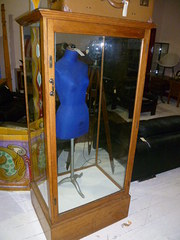 VINTAGE 1930S FREESTANDING SHO