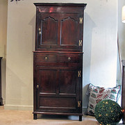 A George III oak Cwpwrdd Deudd