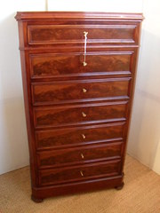 MAHOGANY CHEST OF DRAWERS