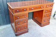 kneehole desk mahogany